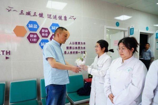 钱掌柜配资 陆郎社区卫生服务中心：以花为礼 致敬基层“健康守门人”